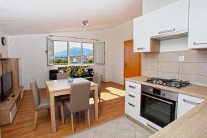 Apartments Ukić with a large outdoor swimming pool