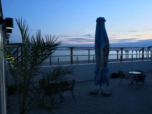 Apartment with Sea View room in California Hotel
