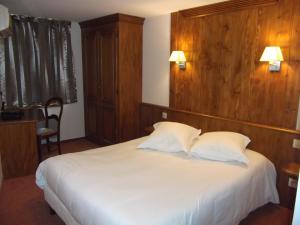Hotels Hotel De La Cloche : photos des chambres