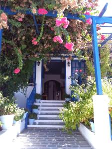 Giannis Hotel Apartments Milos Greece