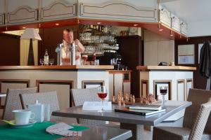 Hotels Logis - Hotel & restaurant Les Trois Fontaines : photos des chambres