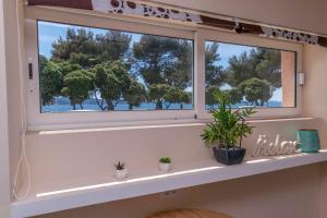 Beachfront House with Private Jacuzzi and Garden Zadar