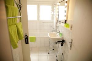 Art City-Studios Kassel 4 und 8, groß, modern, citynah, je 3 Schlafzimmer, kostenfreie Parkplätze, Süd-Balkons, ruhig, Herkulesblick