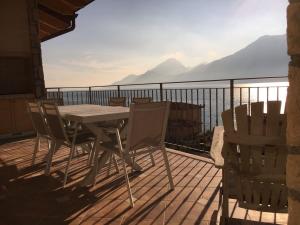 Počitniška hiša BMP Apartment Open Space con jacuzzi riscaldata vista lago Brenzone sul Garda Italija