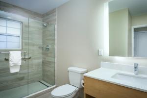 Standard Queen Room with Kitchen room in Diamond Head Inn