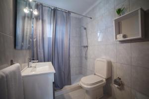 Double Room with Garden View room in Casa Rosa Montes