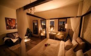 AC + TERRACE Breakfast at Tiffany’s