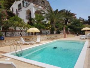 Villa del Golfo Urio with swimming pool shared by the two apartments it is essential to have a car