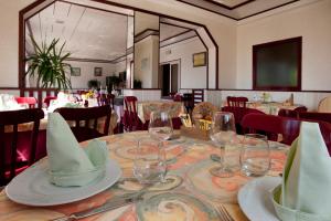 Hotels Logis Hotel & Spa Beau-Site : photos des chambres