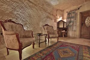 Shoestring Cave House