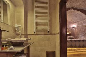 Shoestring Cave House