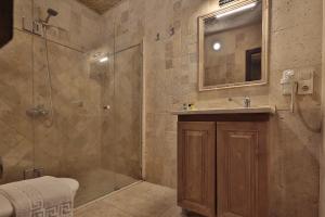 Shoestring Cave House