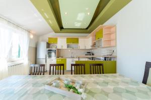 Crowonder Sun&Fun Holiday House with Large Swimming Pool, Playroom and Garden