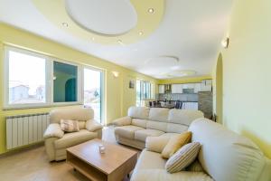 Three-Bedroom Apartment room in Crowonder Sun&Fun Apartments with pool