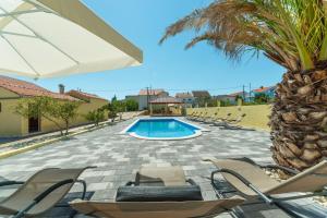Crowonder Sun&Fun Holiday House with Large Swimming Pool, Playroom and Garden 