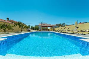 Crowonder Sun&Fun Holiday House with Large Swimming Pool, Playroom and Garden