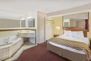 Queen Studio Suite - Non-Smoking room in Travelodge by Wyndham Reno