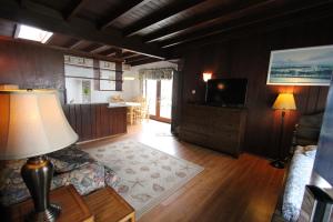 Deluxe Family Suite room in Edgewater Beach Inn & Suites