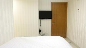 1BR Comfort Apartment The Mansion Kemayoran By Travelio