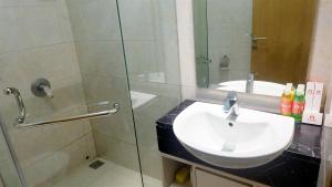 1BR Comfort Apartment The Mansion Kemayoran By Travelio