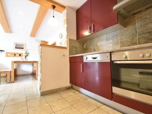 Charming holiday home with terrace in Varsberg