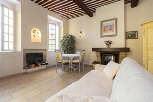 Very charming studio apartment on port in Cannes a short walk to Palais with Aircon and internet 411