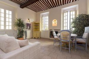 Very charming studio apartment on port in Cannes a short walk to Palais with Aircon and internet 411