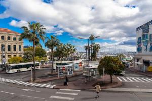 Very charming studio apartment on port in Cannes a short walk to Palais with Aircon and internet 411