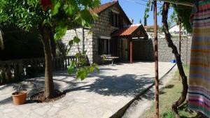 Mukis House- just 50m from the beach