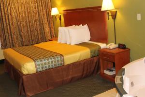 Suite with Spa Bath room in America's Best Value Inn Conyers