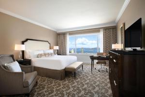 Signature King Room with Bay View room in Fairmont San Francisco