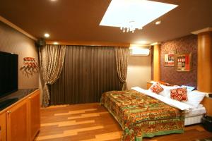 Aura Kanku (Adult Only)