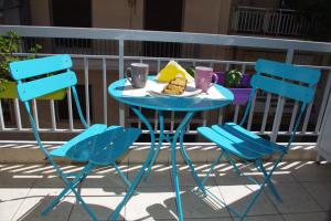 1 A-Hop To Acropolis, Retro-Pop Apart with Balcony!