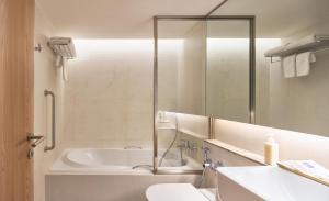 Phòng Loại Sang Giường Lớn (Deluxe King Room)