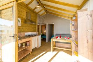 Campings Camping Les Cent Chenes : photos des chambres