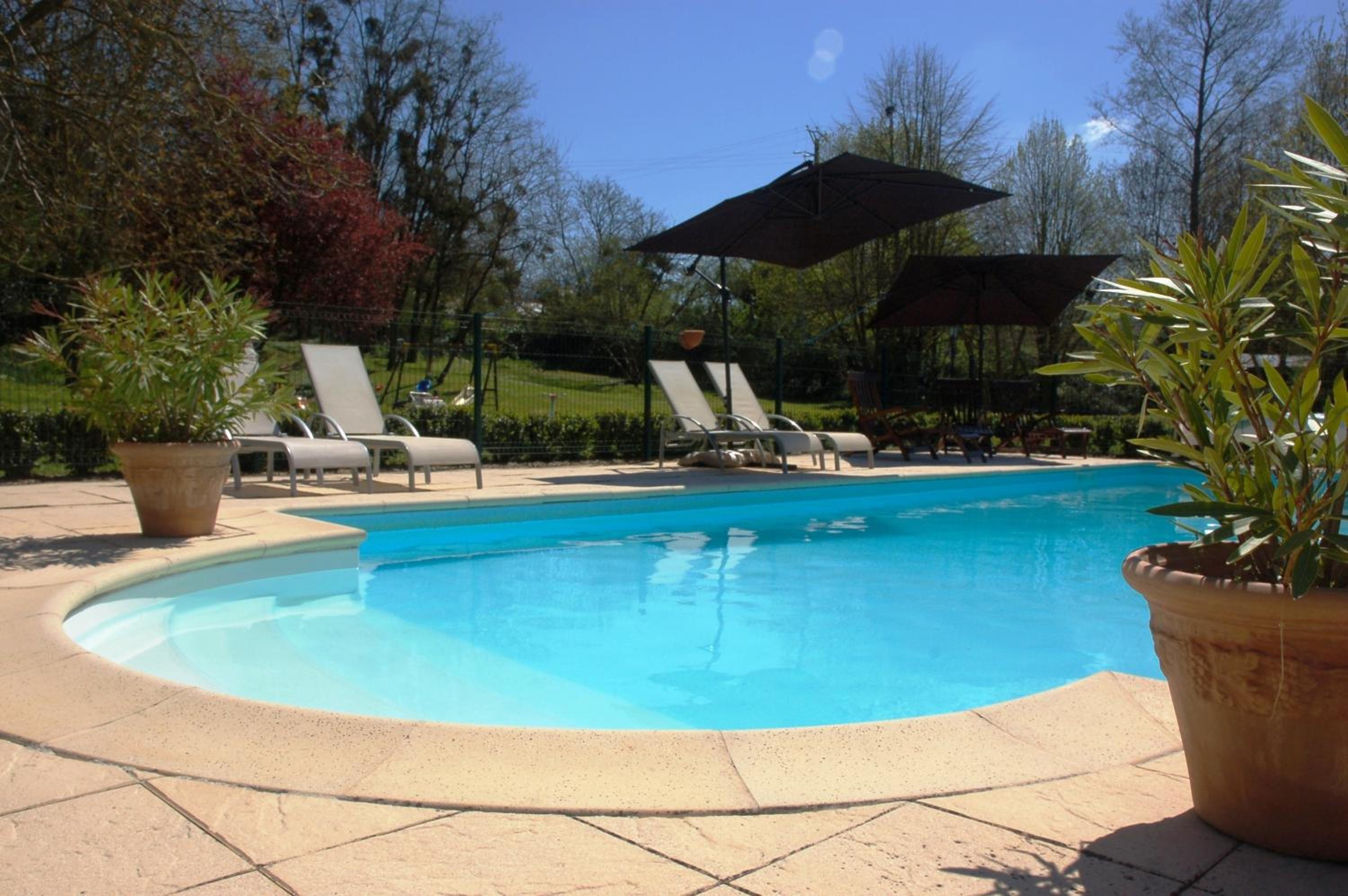 Le Logis du Pressoir Chambre d'Hotes Bed & Breakfast in beautiful 18th Century Estate in the heart of the Loire Valley with heated pool and extensive grounds Images