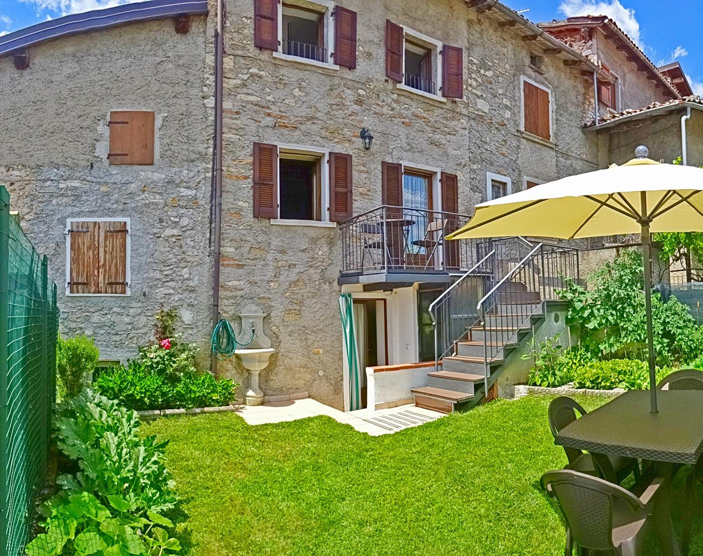 Casa del Borgo Pregasio Garden and view by Gardadomusmea Images