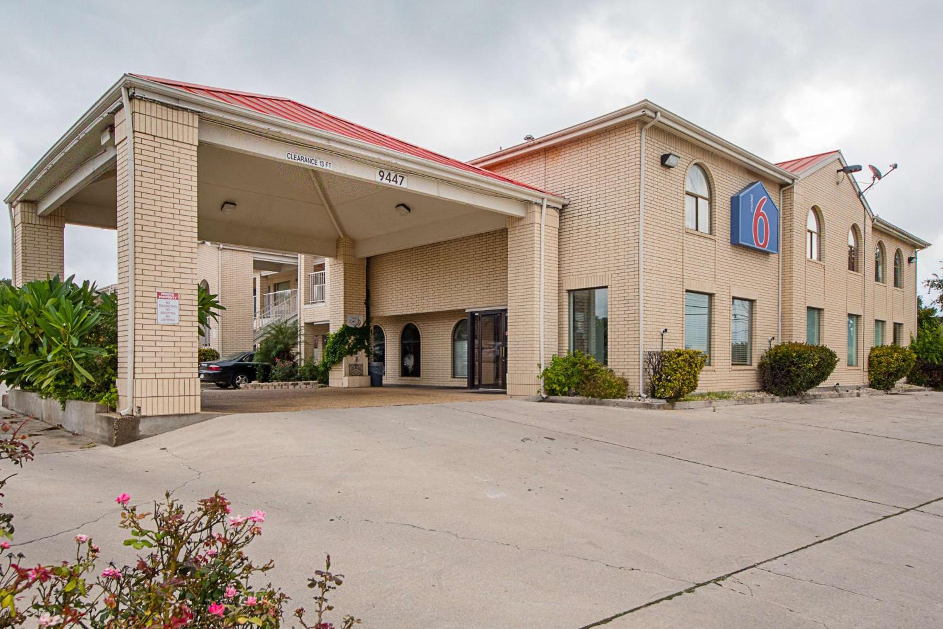 Motel 6-San Antonio, TX - Fiesta Trails - Best stays in San Antonio