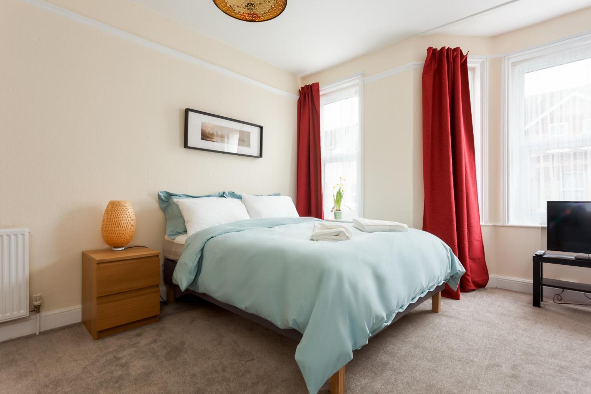 Stylish Town Centre Apartment Close to Beach and Shops Images