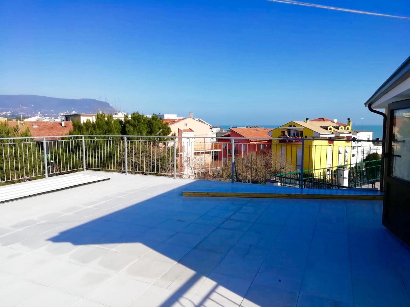 M218 - Marcelli, trilocale con terrazzo a 50mt dal mare Images