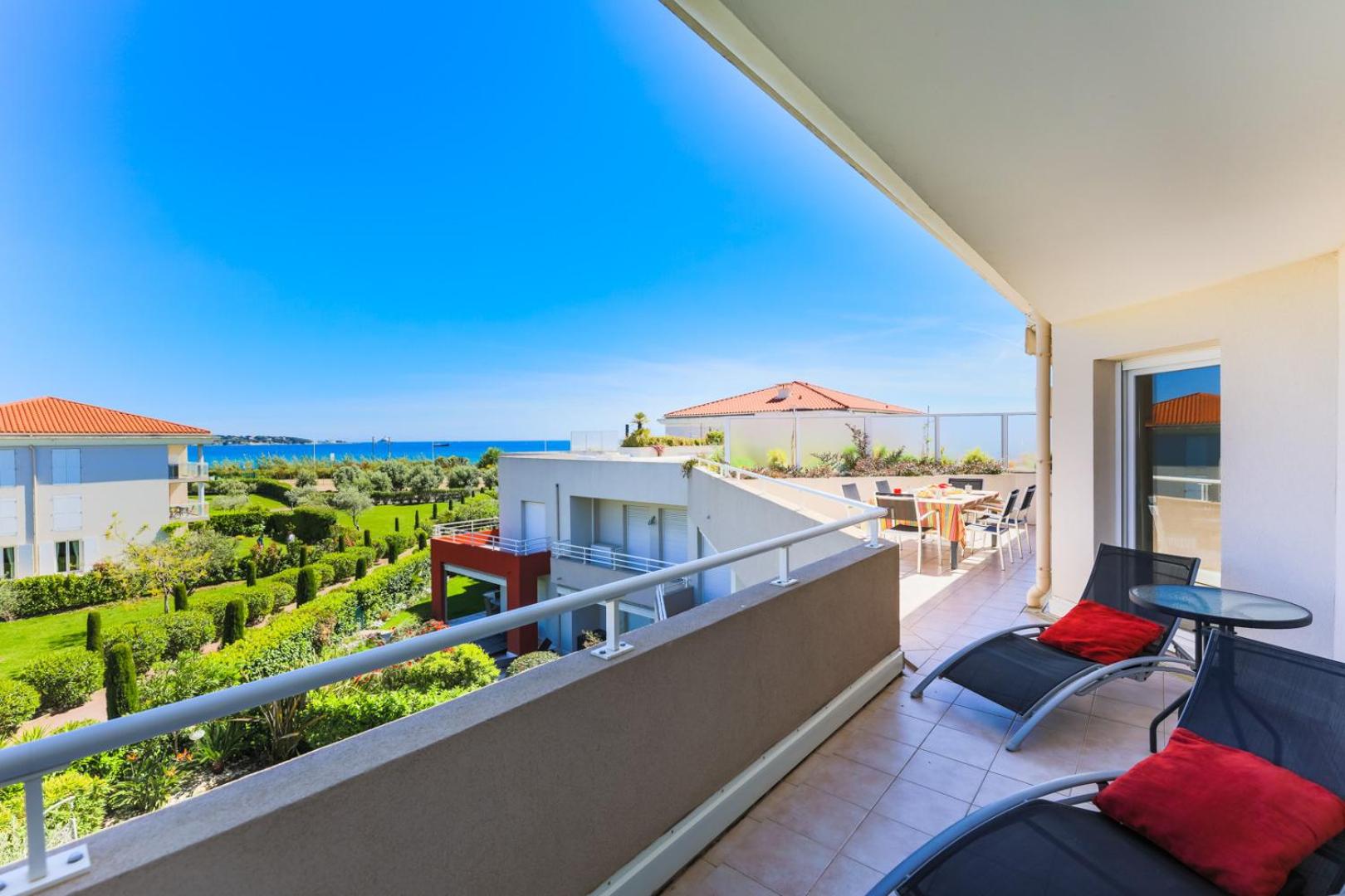 JUAN FLORE AP2035 - Juan-Les-Pins, by Riviera Holiday Homes Images