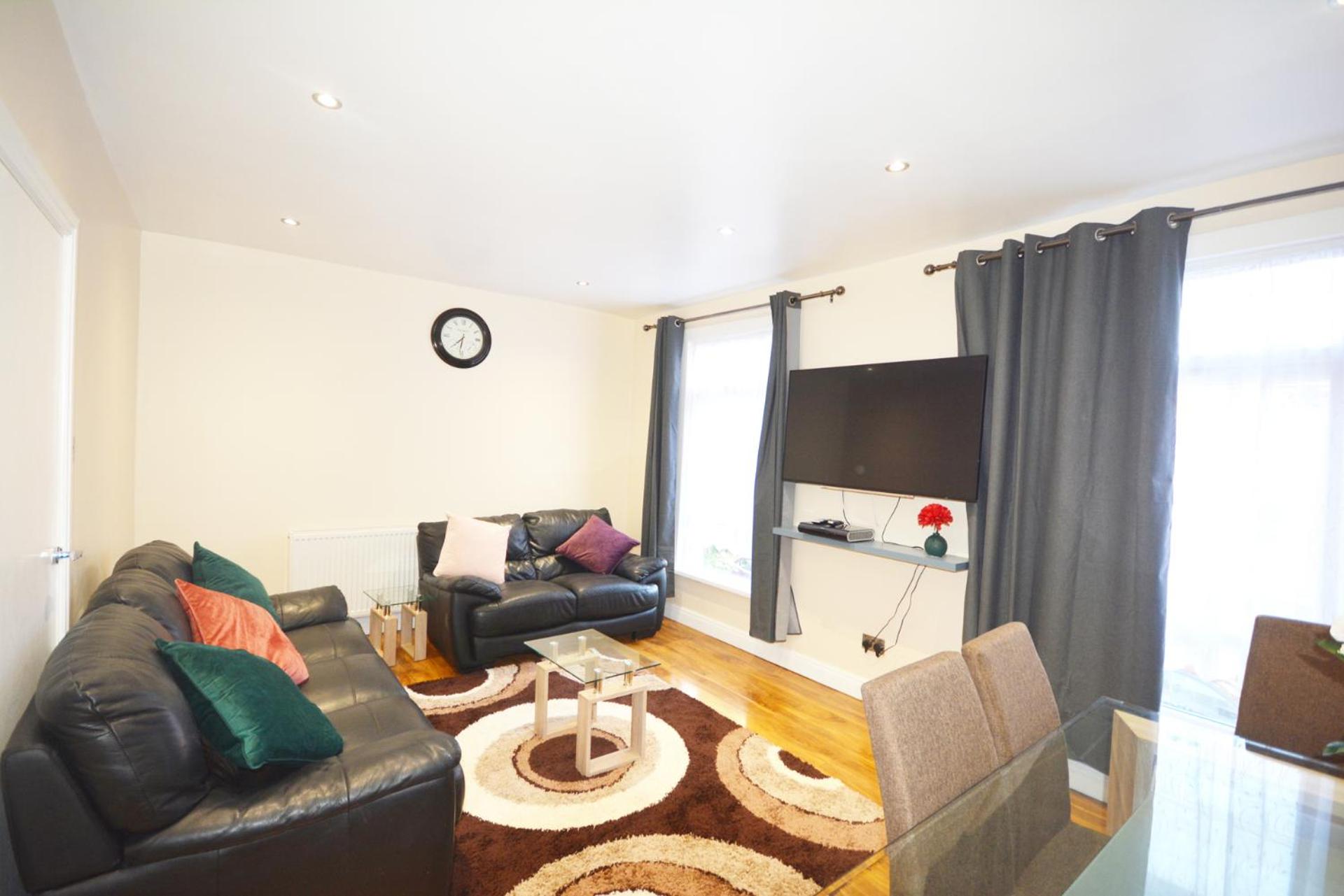 London Modern 4 Bedroom Apartment Images