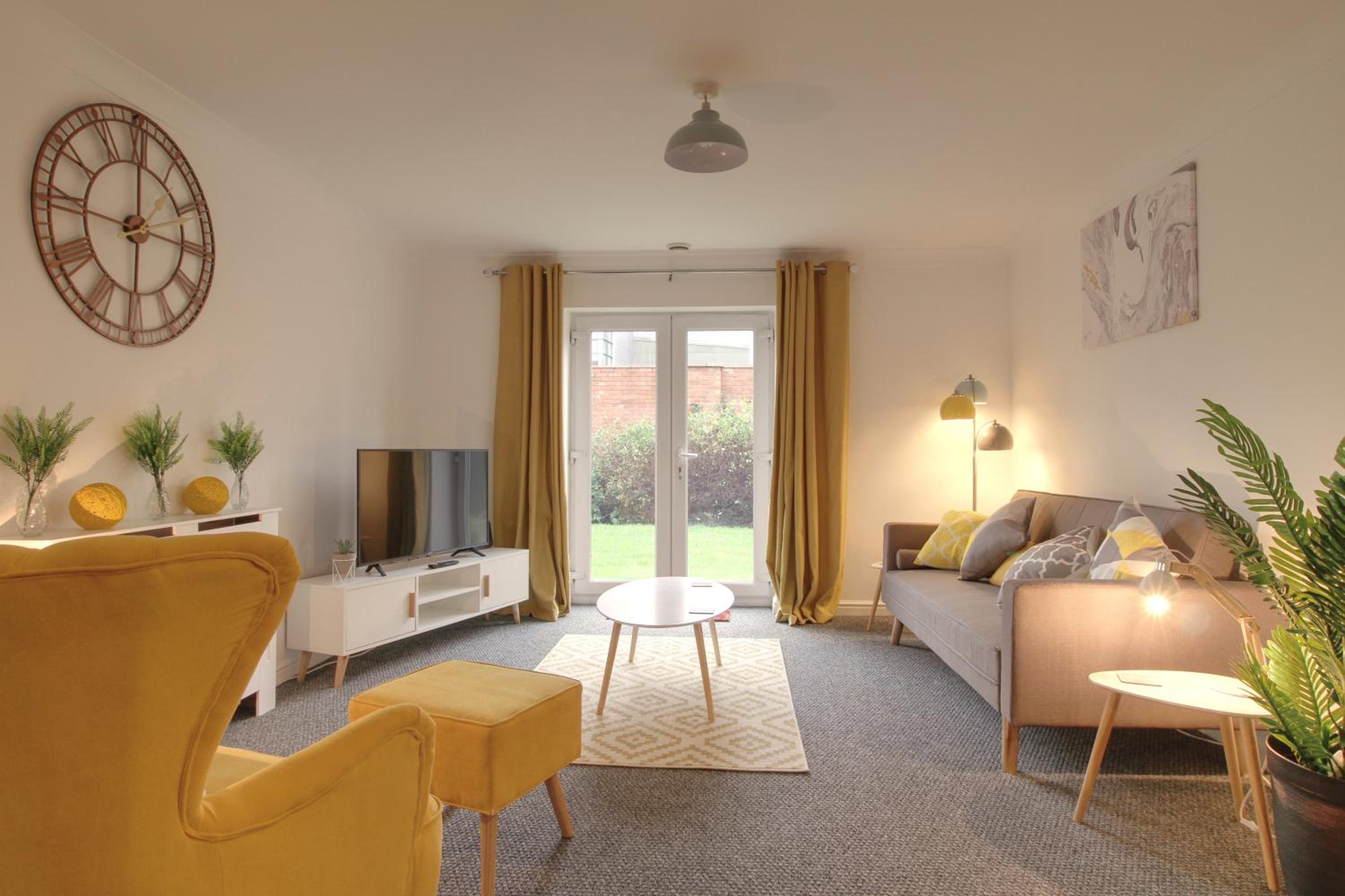 Central, Stylish 2-bed Apartment, with allocated parking Images