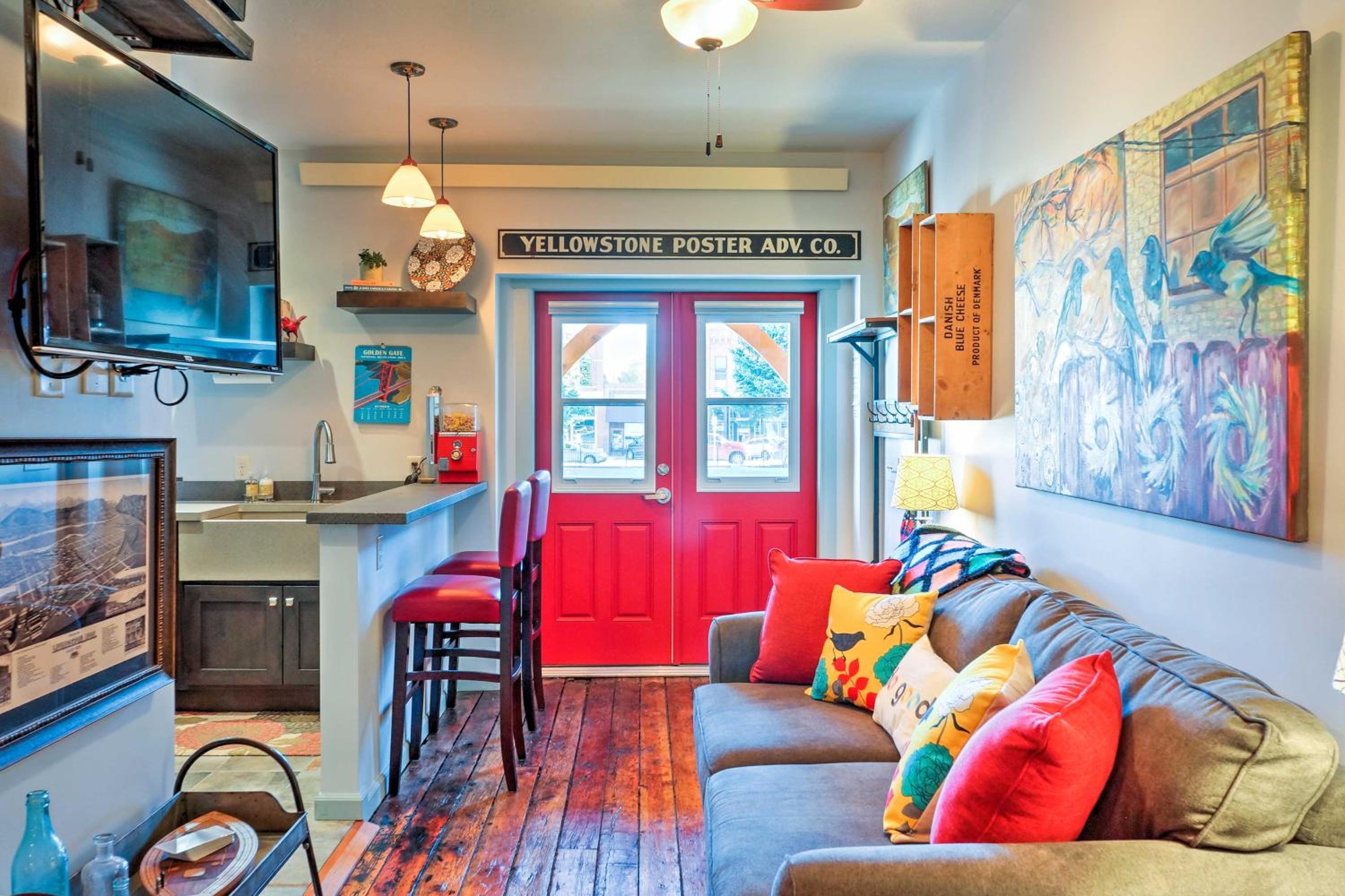 Walkable Studio Apartment in Downtown Livingston! Images