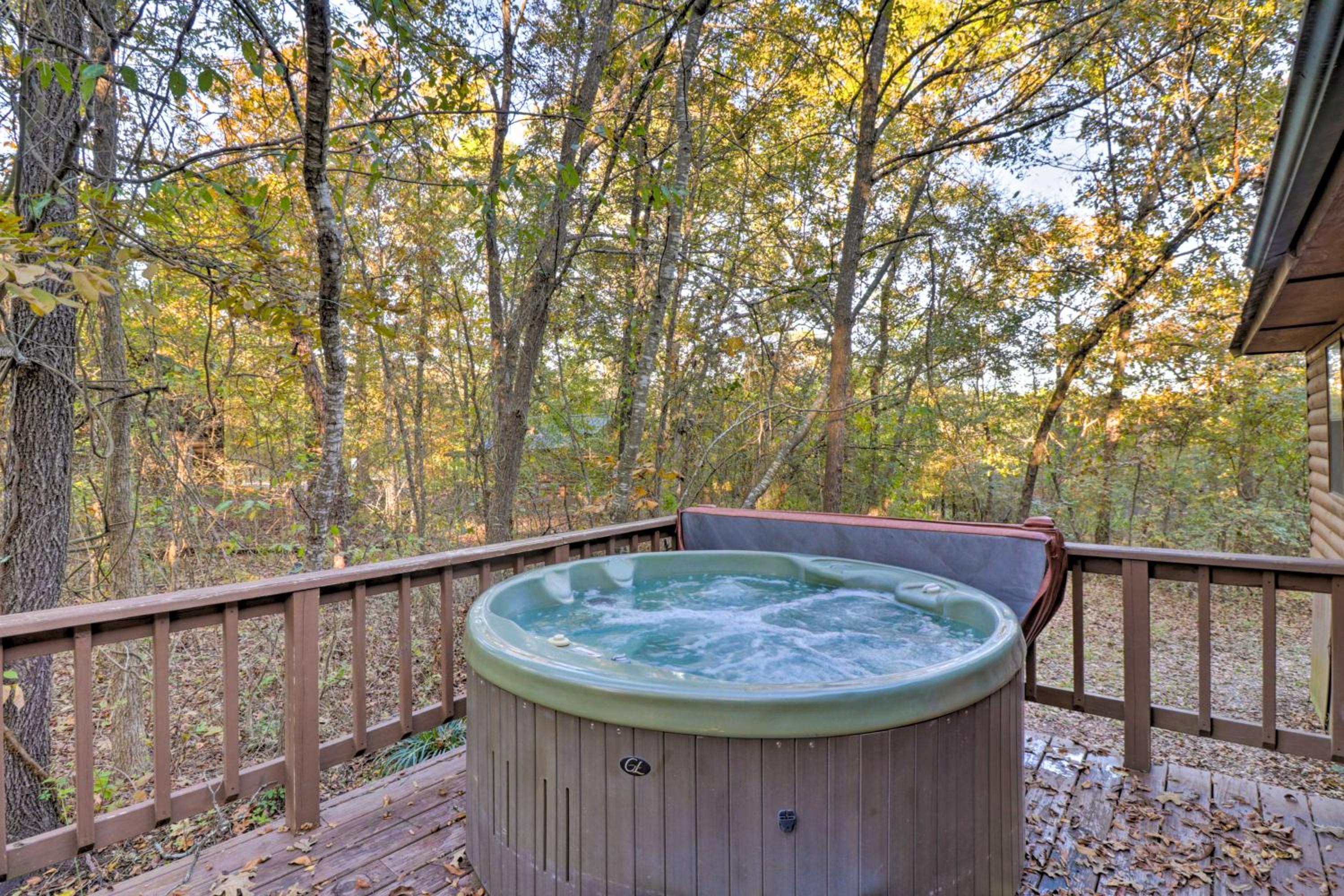 Cozy Broken Bow Cabin with Fire Pit, 4 Mi to Lake! Images
