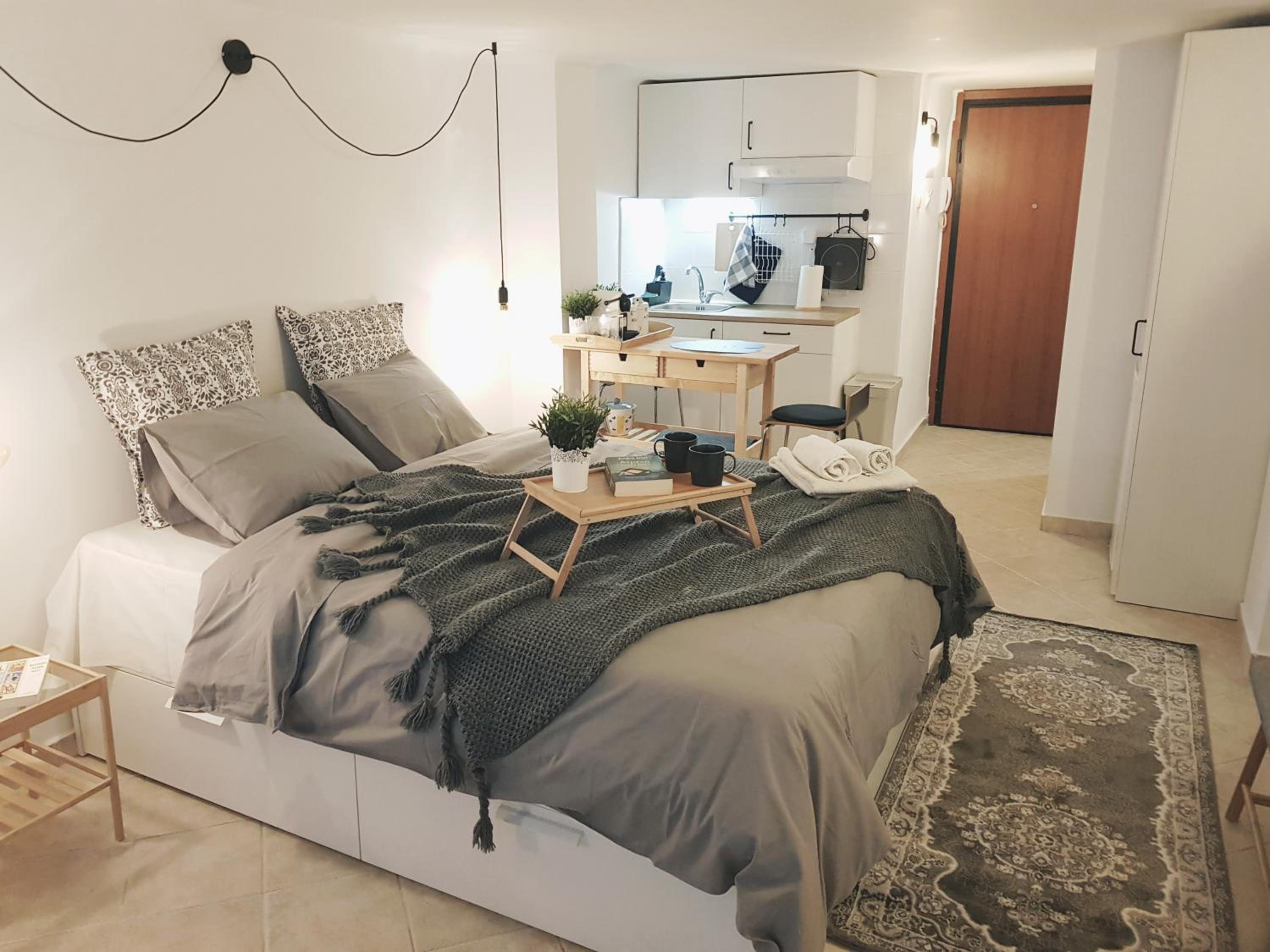 Loui Navarinou Comfy Images