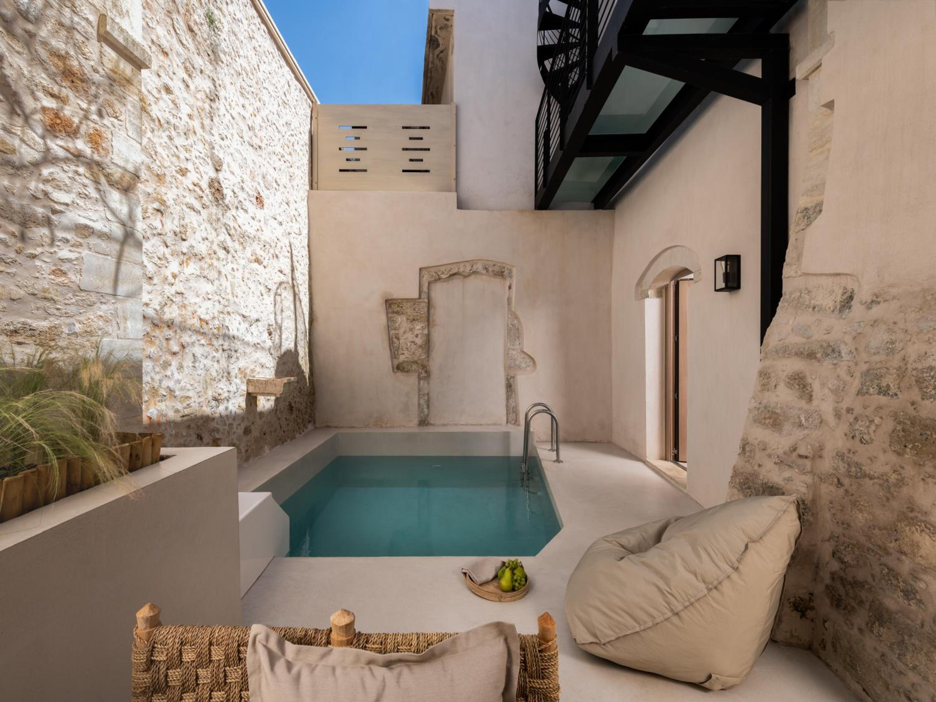 Sutor Chic Manor