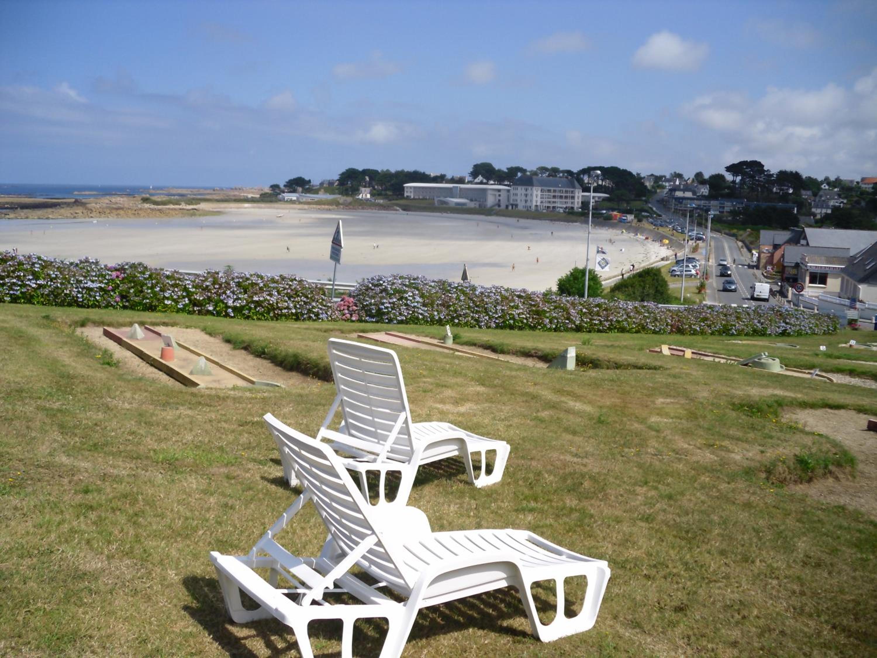 Rez de jardin 5 pers avec piscine, vue directe sur la plage à 40 m Images