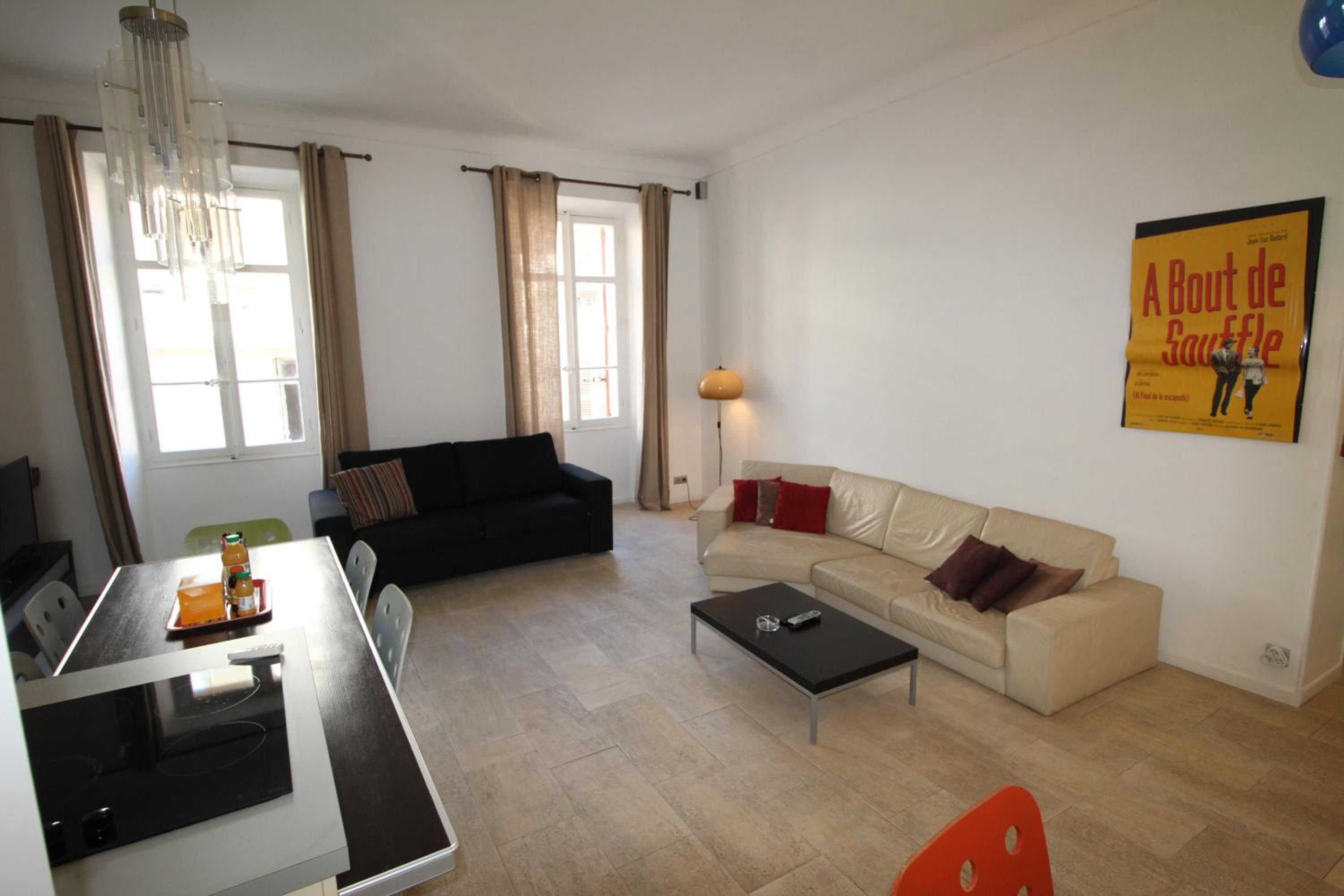 Zone piétonne, 3 chambres, 3 SDB Images
