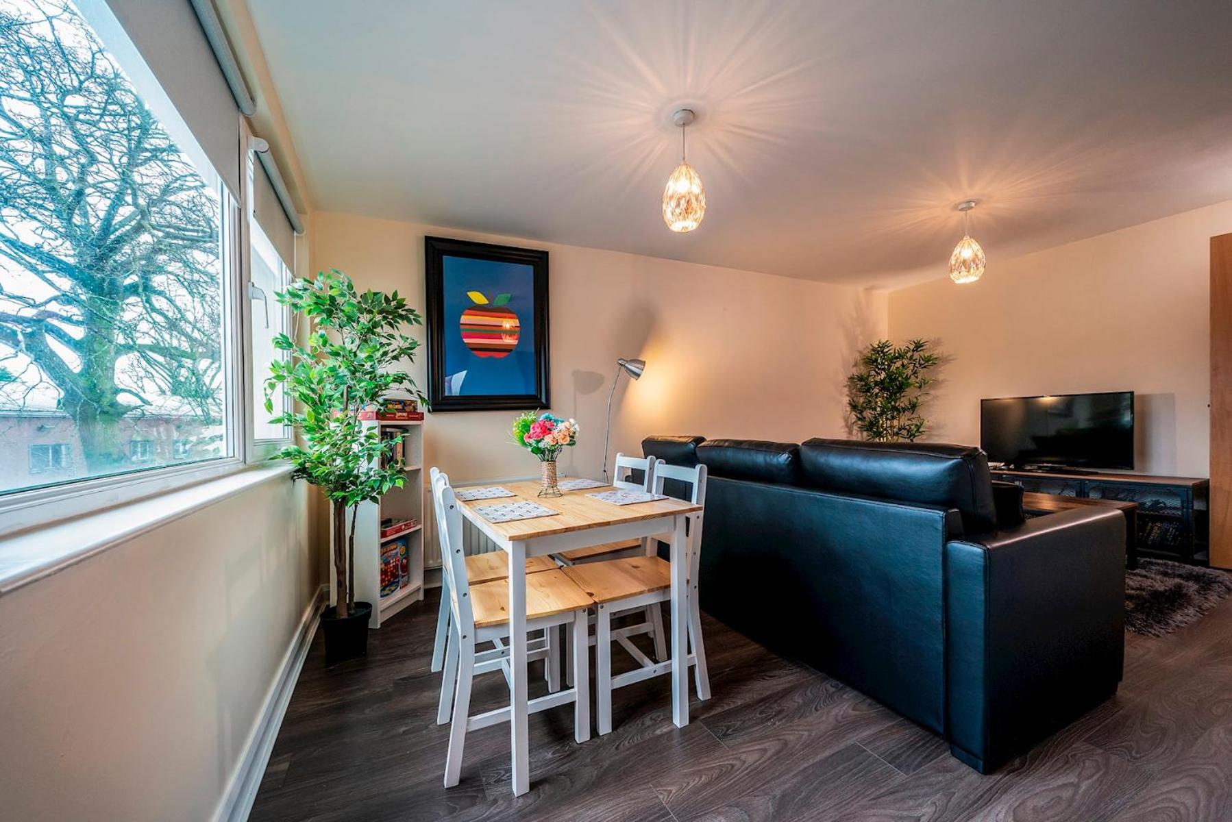 1 Bd Apt in Historical W Belfast Close to Centre Images